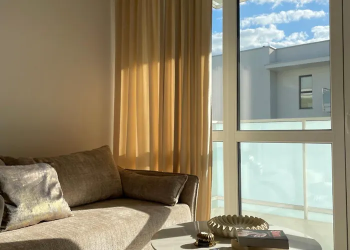 Echo Park Apartment *